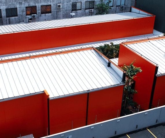 Instalação de cumeeira em alumínio para telha Kingspan – obra MG