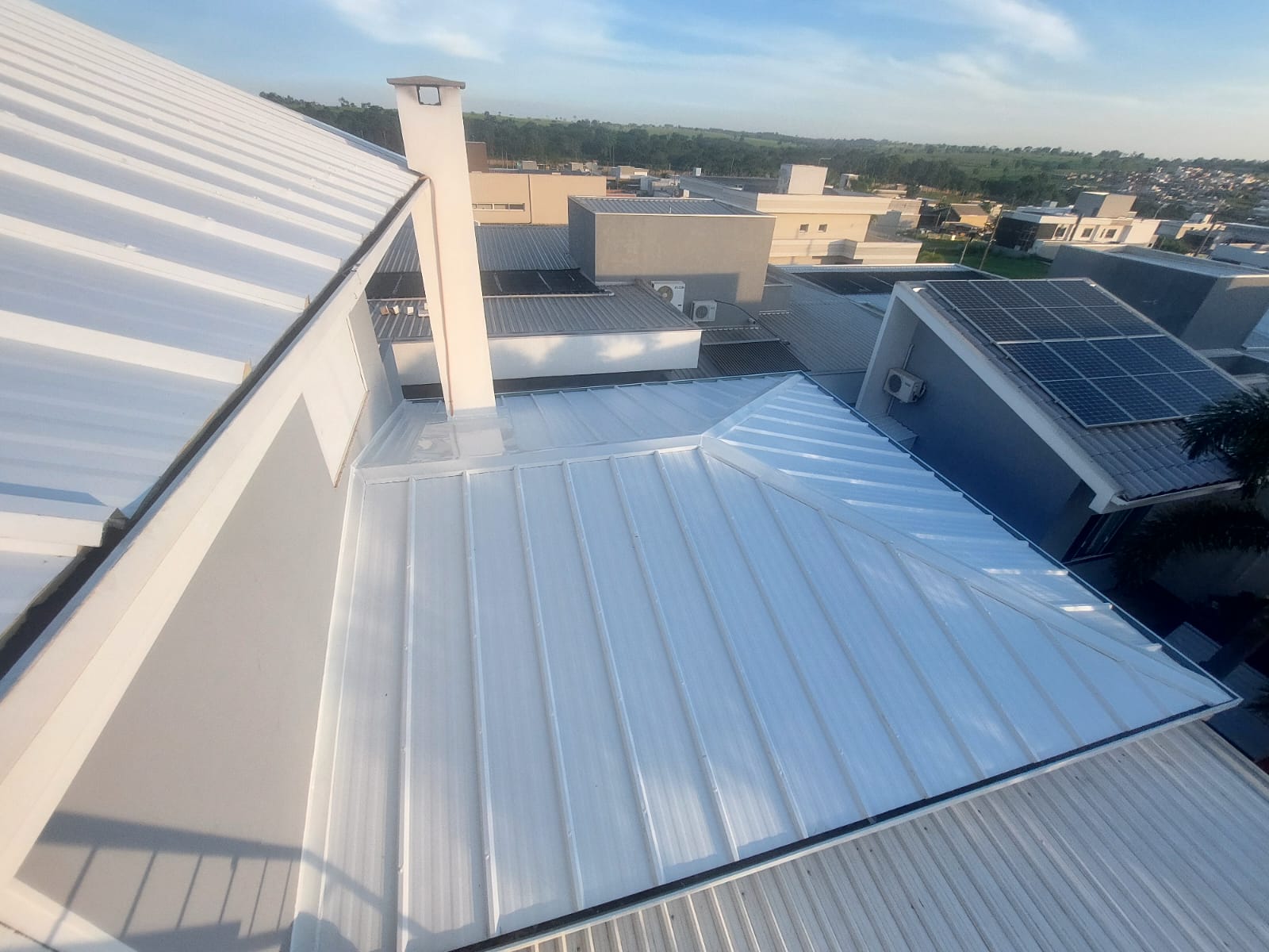 Detalhe da espessura e composição da telha Kingspan KS Trapezoidal sanduíche