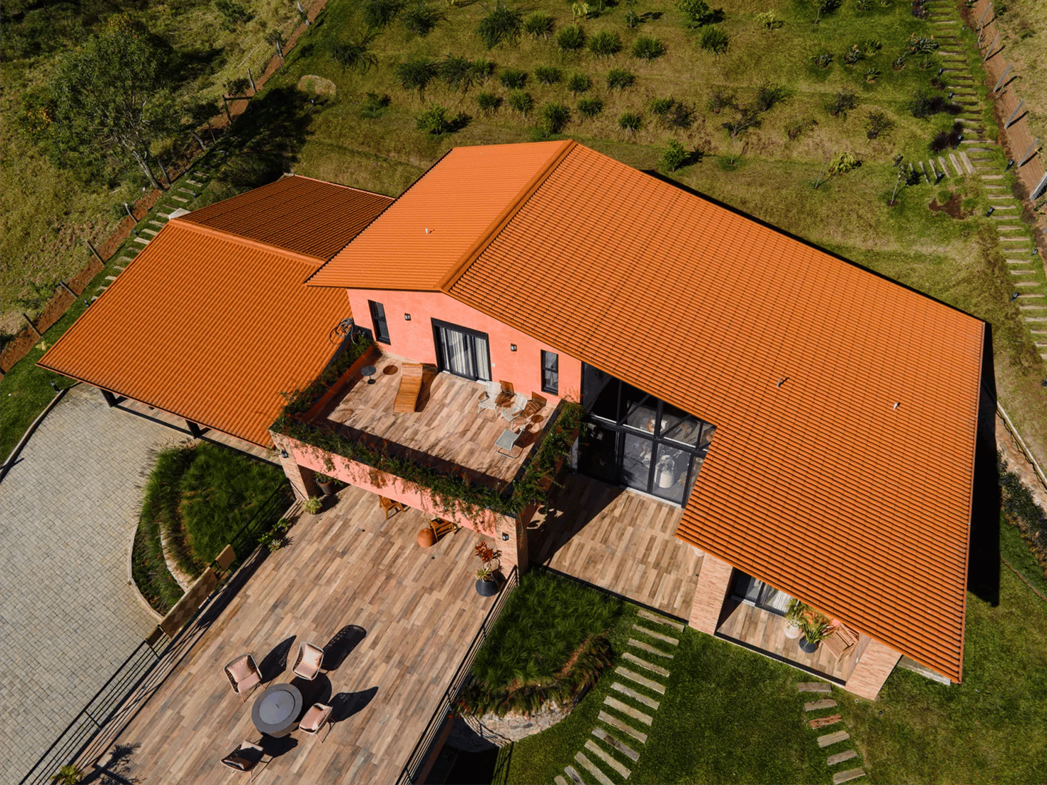 Instalação de isotelha Kingspan em obra em MG