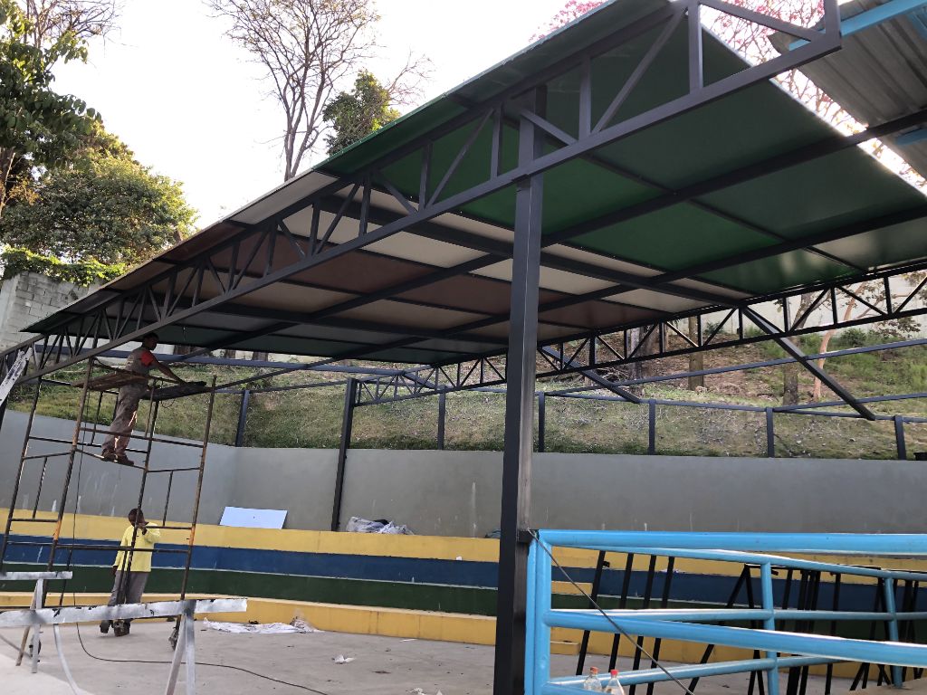 Toldo fixo com estrutura metálica e lona em BH