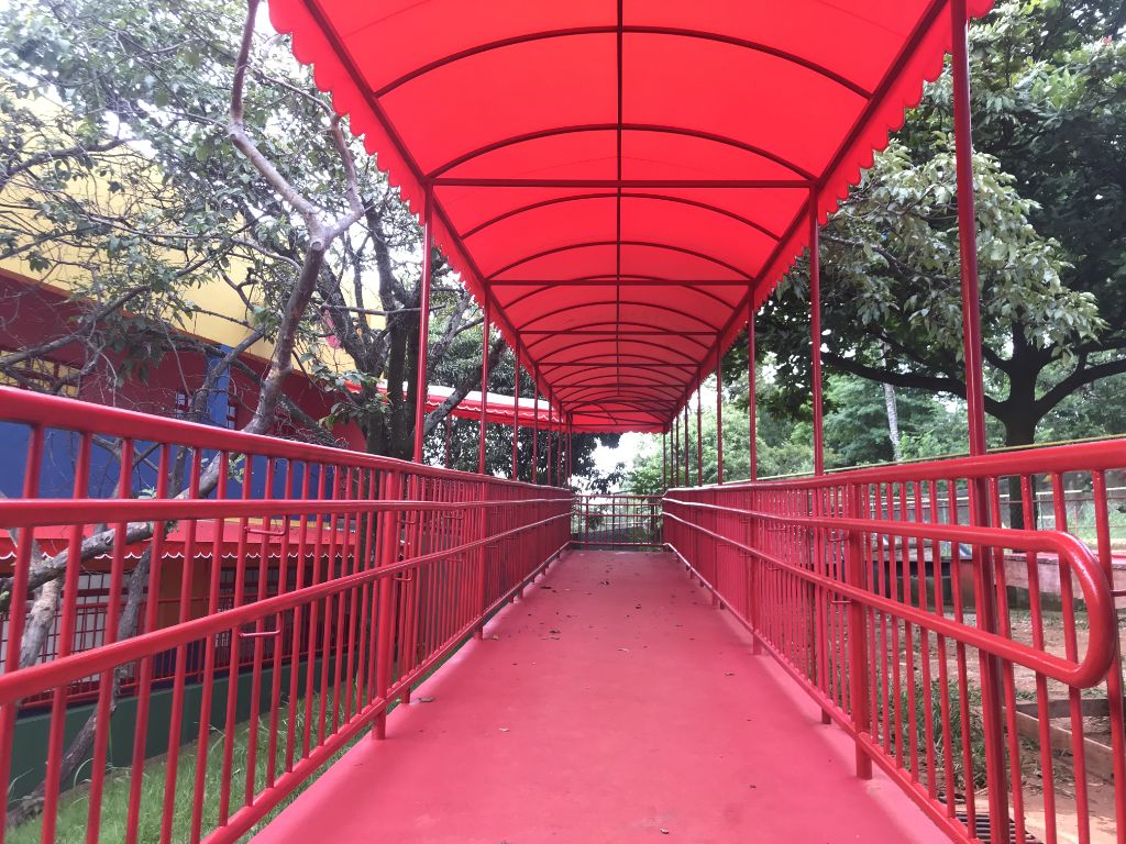 Toldo fixo vermelho em passarela – Belo Horizonte MG